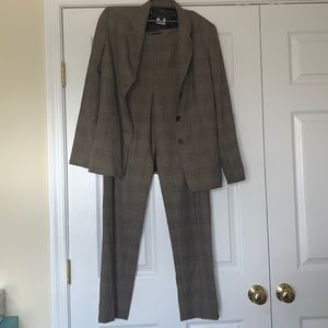 Thalian pantsuit and coat size 8 in pants & jacket